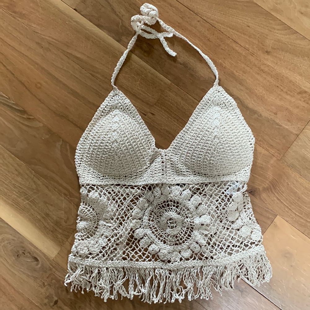 Beautiful pre-owned padded macramé halter tie back top by SHEIN. One size